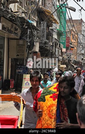 Traffico lungo una strada trafficata nel mercato Chandni Chowk nella vecchia Delhi, India. Chandni Chowk è il più grande mercato all'ingrosso dell'Asia. La leggenda vuole che l'imperatore Mughal Shah Jahan progettò Chandni Chowk nel 17th ° secolo in modo che sua figlia potesse acquistare per tutto ciò che voleva. Chandni Chowk, che significa piazza illuminata dalla luna o mercato rimane una delle zone più affollate, caotiche e famose della città. (Foto di Creative Touch Imaging Ltd./NurPhoto) Foto Stock