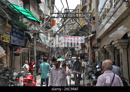 Traffico lungo una strada trafficata nel mercato Chandni Chowk nella vecchia Delhi, India. Chandni Chowk è il più grande mercato all'ingrosso dell'Asia. La leggenda vuole che l'imperatore Mughal Shah Jahan progettò Chandni Chowk nel 17th ° secolo in modo che sua figlia potesse acquistare per tutto ciò che voleva. Chandni Chowk, che significa piazza illuminata dalla luna o mercato rimane una delle zone più affollate, caotiche e famose della città. (Foto di Creative Touch Imaging Ltd./NurPhoto) Foto Stock