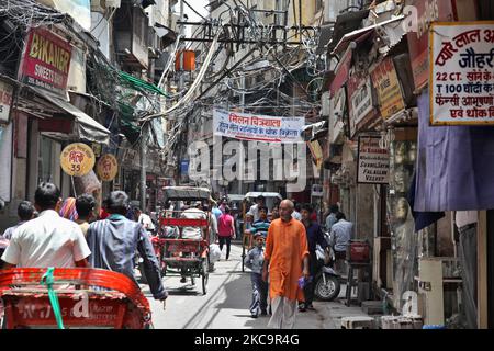 Traffico lungo una strada trafficata nel mercato Chandni Chowk nella vecchia Delhi, India. Chandni Chowk è il più grande mercato all'ingrosso dell'Asia. La leggenda vuole che l'imperatore Mughal Shah Jahan progettò Chandni Chowk nel 17th ° secolo in modo che sua figlia potesse acquistare per tutto ciò che voleva. Chandni Chowk, che significa piazza illuminata dalla luna o mercato rimane una delle zone più affollate, caotiche e famose della città. (Foto di Creative Touch Imaging Ltd./NurPhoto) Foto Stock