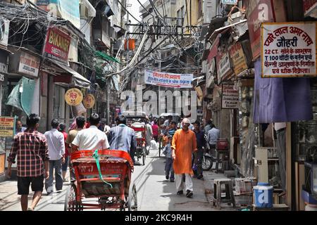 Traffico lungo una strada trafficata nel mercato Chandni Chowk nella vecchia Delhi, India. Chandni Chowk è il più grande mercato all'ingrosso dell'Asia. La leggenda vuole che l'imperatore Mughal Shah Jahan progettò Chandni Chowk nel 17th ° secolo in modo che sua figlia potesse acquistare per tutto ciò che voleva. Chandni Chowk, che significa piazza illuminata dalla luna o mercato rimane una delle zone più affollate, caotiche e famose della città. (Foto di Creative Touch Imaging Ltd./NurPhoto) Foto Stock