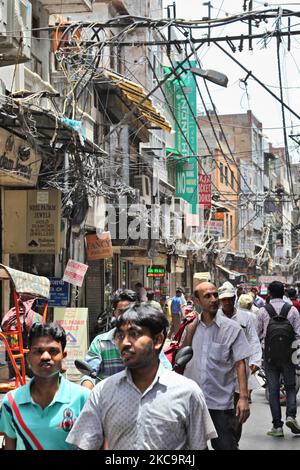 Traffico lungo una strada trafficata nel mercato Chandni Chowk nella vecchia Delhi, India. Chandni Chowk è il più grande mercato all'ingrosso dell'Asia. La leggenda vuole che l'imperatore Mughal Shah Jahan progettò Chandni Chowk nel 17th ° secolo in modo che sua figlia potesse acquistare per tutto ciò che voleva. Chandni Chowk, che significa piazza illuminata dalla luna o mercato rimane una delle zone più affollate, caotiche e famose della città. (Foto di Creative Touch Imaging Ltd./NurPhoto) Foto Stock