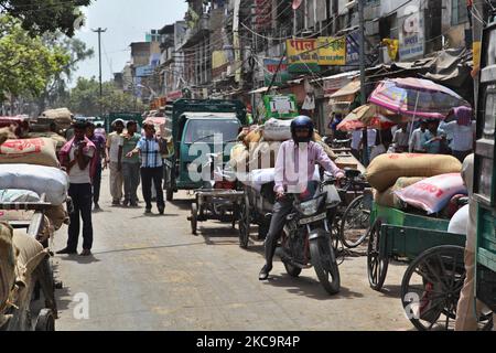 Traffico lungo una strada trafficata nel mercato Chandni Chowk nella vecchia Delhi, India. Chandni Chowk è il più grande mercato all'ingrosso dell'Asia. La leggenda vuole che l'imperatore Mughal Shah Jahan progettò Chandni Chowk nel 17th ° secolo in modo che sua figlia potesse acquistare per tutto ciò che voleva. Chandni Chowk, che significa piazza illuminata dalla luna o mercato rimane una delle zone più affollate, caotiche e famose della città. (Foto di Creative Touch Imaging Ltd./NurPhoto) Foto Stock