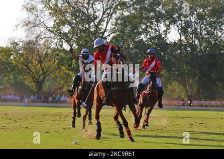 I giocatori delle squadre di Sona Polo e Piramal Carysil in azione durante la partita finale della Maharaja Sawai Bhawani Singh Cup 2021, al Polo Ground di Jaipur, Rajasthan, India, domenica, 21 febbraio 2021.(Foto di Vishal Bhatnagar/NurPhoto) Foto Stock