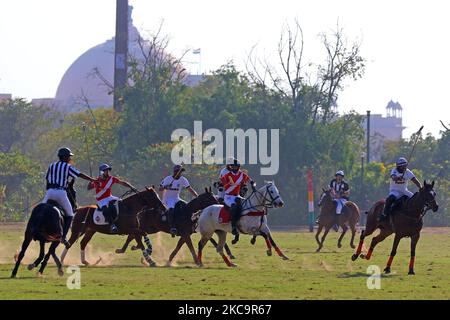 I giocatori delle squadre di Sona Polo e Piramal Carysil in azione durante la partita finale della Maharaja Sawai Bhawani Singh Cup 2021, al Polo Ground di Jaipur, Rajasthan, India, domenica, 21 febbraio 2021.(Foto di Vishal Bhatnagar/NurPhoto) Foto Stock