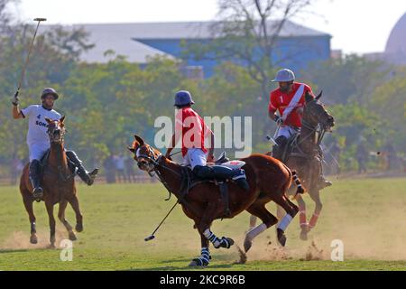 I giocatori delle squadre di Sona Polo e Piramal Carysil in azione durante la partita finale della Maharaja Sawai Bhawani Singh Cup 2021, al Polo Ground di Jaipur, Rajasthan, India, domenica, 21 febbraio 2021.(Foto di Vishal Bhatnagar/NurPhoto) Foto Stock