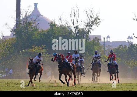 I giocatori delle squadre di Sona Polo e Piramal Carysil in azione durante la partita finale della Maharaja Sawai Bhawani Singh Cup 2021, al Polo Ground di Jaipur, Rajasthan, India, domenica, 21 febbraio 2021.(Foto di Vishal Bhatnagar/NurPhoto) Foto Stock