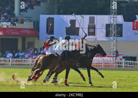 I giocatori delle squadre di Sona Polo e Piramal Carysil in azione durante la partita finale della Maharaja Sawai Bhawani Singh Cup 2021, al Polo Ground di Jaipur, Rajasthan, India, domenica, 21 febbraio 2021.(Foto di Vishal Bhatnagar/NurPhoto) Foto Stock