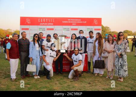 I giocatori della squadra di Sona Polo posano con il trofeo vincitore dopo aver battuto la squadra di Piramal Carysil durante la partita finale della Maharaja Sawai Bhawani Singh Cup 2021, al Polo Ground di Jaipur, Rajasthan, India, domenica 21 febbraio 2021.(Foto di Vishal Bhatnagar/NurPhoto) Foto Stock