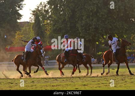 I giocatori delle squadre di Sona Polo e Piramal Carysil in azione durante la partita finale della Maharaja Sawai Bhawani Singh Cup 2021, al Polo Ground di Jaipur, Rajasthan, India, domenica, 21 febbraio 2021.(Foto di Vishal Bhatnagar/NurPhoto) Foto Stock