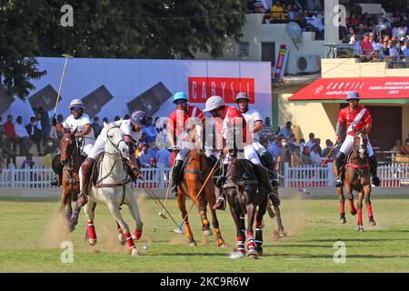 I giocatori delle squadre di Sona Polo e Piramal Carysil in azione durante la partita finale della Maharaja Sawai Bhawani Singh Cup 2021, al Polo Ground di Jaipur, Rajasthan, India, domenica, 21 febbraio 2021.(Foto di Vishal Bhatnagar/NurPhoto) Foto Stock