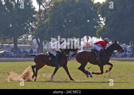 I giocatori delle squadre di Sona Polo e Piramal Carysil in azione durante la partita finale della Maharaja Sawai Bhawani Singh Cup 2021, al Polo Ground di Jaipur, Rajasthan, India, domenica, 21 febbraio 2021.(Foto di Vishal Bhatnagar/NurPhoto) Foto Stock