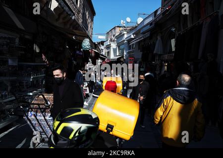 La gente cammina a Istanbul, in Turchia, il 22 febbraio 2021 in mezzo alla pandemia del Covid-19 (Foto di Onur Dogman/NurPhoto) Foto Stock