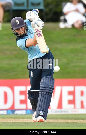 Il capitano di Englandâ, Heather Knight, si schiaccia durante la prima partita di cricket internazionale di un giorno tra le donne neozelandesi e le donne inglesi a Hagley Oval a Christchurch, Nuova Zelanda, il 23 febbraio 2021. (Foto di Sanka Vidanagama/NurPhoto) Foto Stock