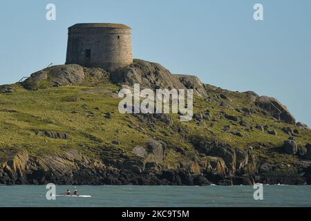 Due uomini che praticano il canottaggio vicino a Dalkey Island, durante il blocco di livello 5 Covid-19. Lunedì 22 febbraio 2021, a Dalkey, Dublino, Irlanda. (Foto di Artur Widak/NurPhoto) Foto Stock