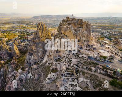 Vista panoramica dei droni delle formazioni rocciose vulcaniche, torri, coni, case scavate nella pietra, Cappadocia, la regione centrale dell'Anatolia in Turchia. Foto di alta qualità Foto Stock