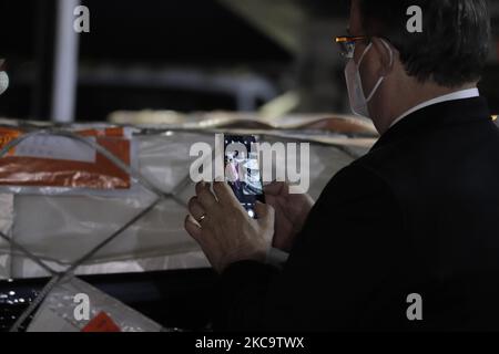 Marcelo Ebrard, Segretario degli Affari Esteri del Messico, scatta una foto durante l'arrivo del primo lotto di 200.000 dosi di vaccino Sputnik V contro COVID-19 in Messico, proveniente da Mosca via Londra, a seguito della recente conversazione tra il Presidente del Messico, Andrés Manuel López Obrador, E Vladimir Putin, Presidente della Russia. I vaccini Sputnik V saranno somministrati agli anziani della capitale e ai comuni di Tláhuac, Xochimilco e Iztacalco. (Foto di Gerardo Vieyra/NurPhoto) Foto Stock