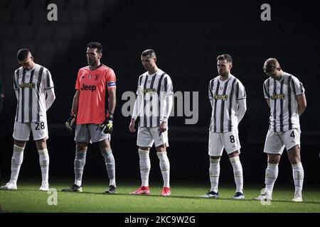 I giocatori della Juventus (Merih Demiral, Gianluigi Buffon, Cristiano Ronaldo, Aaron Ramsey, Matthijs de ligt) sono in memoria di Mario Bellugi prima della Serie A, partita di calcio n.23 JUVENTUS - CROTONE il 22 febbraio 2021 presso lo Stadio Allianz di Torino, Piemonte, Italia. Risultato finale: Juventus-Crotone 3-0. (Foto di Matteo Bottanelli/NurPhoto) Foto Stock