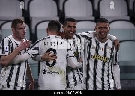 Juventus Forward Cristiano Ronaldo (7) festeggia con i suoi compagni di squadra dopo aver segnato il suo gol per renderlo 1-0 durante la Serie A Football Match n.23 JUVENTUS - CROTONE il 22 febbraio 2021 presso lo Stadio Allianz di Torino, Piemonte, Italia. Risultato finale: Juventus-Crotone 3-0. (Foto di Matteo Bottanelli/NurPhoto) Foto Stock