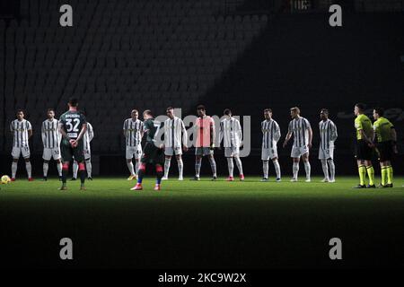 I giocatori della Juventus si levano in memoria di Mario Bellugi davanti alla Serie A, partita di calcio n.23 JUVENTUS - CROTONE, il 22 febbraio 2021 presso lo Stadio Allianz di Torino, Piemonte, Italia. Risultato finale: Juventus-Crotone 3-0. (Foto di Matteo Bottanelli/NurPhoto) Foto Stock