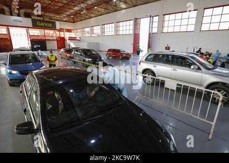 Una visione generale del sistema di vaccinazione drive-through durante la vaccinazione di massa del Covid-19 per gli operatori scolastici a Granada, Spagna, il 23 febbraio 2021. (Foto di Ãlex CÃ¡mara/NurPhoto) Foto Stock