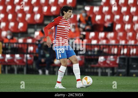 Jesus Vallejo di Granada controlla la palla durante la partita della UEFA Europa League Round of 32 tra Granada CF e SSC Napoli all'Estadio Nuevo los Carmenes il 18 febbraio 2021 a Granada, Spagna. (Foto di Jose Breton/Pics Action/NurPhoto) Foto Stock