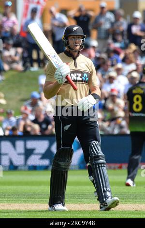 Martin Guptil, neozelandese, festeggia il suo mezzo secolo durante la seconda partita internazionale di cricket del Twenty20 tra la Nuova Zelanda e l'Australia all'University Oval di Dunedin, Nuova Zelanda, il 25 febbraio 2021. (Foto di Sanka Vidanagama/NurPhoto) Foto Stock