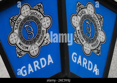 Una lampada del Garda con un logo Siochana del Garda visto fuori dalla stazione del Garda del quartiere di Kevin Street nel centro di Dublino durante il blocco del livello 5 del Covid-19. Mercoledì 24 febbraio 2021 a Dublino, Irlanda. (Foto di Artur Widak/NurPhoto) Foto Stock