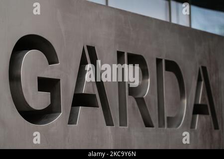 Un cartello di Garda visto fuori dalla stazione di Kevin Street District Garda nel centro di Dublino durante il blocco di livello 5 Covid-19. Mercoledì 24 febbraio 2021 a Dublino, Irlanda. (Foto di Artur Widak/NurPhoto) Foto Stock