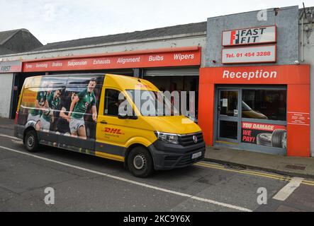 Un furgone DHL visto fuori dal garage Fast Fit nel centro di Dublino durante il blocco del livello 5 del Covid-19. Mercoledì 24 febbraio 2021 a Dublino, Irlanda. (Foto di Artur Widak/NurPhoto) Foto Stock