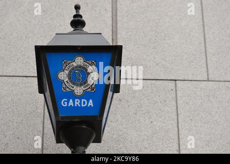 Una lampada del Garda con un logo Siochana del Garda visto fuori dalla stazione del Garda del quartiere di Kevin Street nel centro di Dublino durante il blocco del livello 5 del Covid-19. Mercoledì 24 febbraio 2021 a Dublino, Irlanda. (Foto di Artur Widak/NurPhoto) Foto Stock
