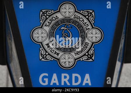 Una lampada del Garda con un logo Siochana del Garda visto fuori dalla stazione del Garda del quartiere di Kevin Street nel centro di Dublino durante il blocco del livello 5 del Covid-19. Mercoledì 24 febbraio 2021 a Dublino, Irlanda. (Foto di Artur Widak/NurPhoto) Foto Stock
