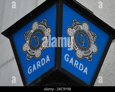 Una lampada del Garda con un logo Siochana del Garda visto fuori dalla stazione del Garda del quartiere di Kevin Street nel centro di Dublino durante il blocco del livello 5 del Covid-19. Mercoledì 24 febbraio 2021 a Dublino, Irlanda. (Foto di Artur Widak/NurPhoto) Foto Stock