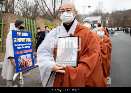 Monaci sudcoreani del Tempio di Jogyesa e Myanmar persone che vivono in Corea del Sud marciano di fronte all'Ambasciata di Myanmar con ritratti di manifestanti che sono morti durante la manifestazione contro il colpo di stato militare del Myanmar il 25 febbraio 2021 a Seoul, Corea del Sud. L'esercito del Myanmar ha preso il potere e ha dichiarato lo stato di emergenza per un anno dopo l'arresto del consigliere di Stato Aung San Suu Kyi e del presidente del Myanmar Win Myint in un raid mattutino il 01 febbraio. (Foto di Chris Jung/NurPhoto) Foto Stock