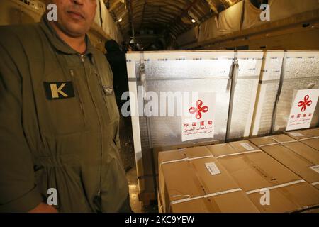 La foto scattata il 24 febbraio 2021 mostra i membri dello staff che scaricano i vaccini COVID-19 all'aeroporto militare Boufarik, 40 km a sud-est della capitale Algeri, Algeria. Una donazione di vaccini cinesi contro il coronavirus Sinopharm è arrivata in Algeria. (Foto di Anis/APP/NurPhoto) Foto Stock