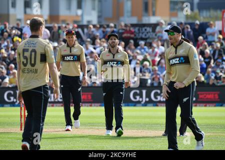 Il capitano neozelandese Kane Williamson (C) festeggia la sua vittoria durante la seconda partita internazionale di cricket del Twenty20 tra la Nuova Zelanda e l'Australia all'Università ovale di Dunedin, Nuova Zelanda, il 25 febbraio 2021. (Foto di Sanka Vidanagama/NurPhoto) Foto Stock