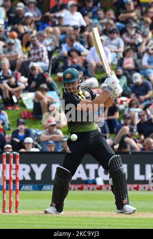 Marcus Stoinis in Australia ha fatto i batti durante la seconda partita internazionale di cricket del Twenty20 tra la Nuova Zelanda e l'Australia all'University Oval di Dunedin, Nuova Zelanda, il 25 febbraio 2021. (Foto di Sanka Vidanagama/NurPhoto) Foto Stock