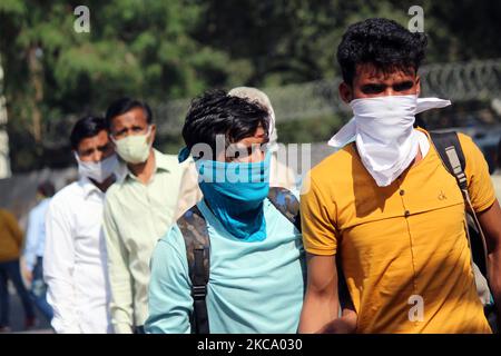 Pendolari con faccia coperta aspettano di essere testati per COVID-19, durante una campagna di test per la malattia di coronavirus, ad Anand Vihar ISBT a Nuova Delhi, in India, il 25 febbraio 2021. In totale sono stati registrati 16.738 nuovi casi giornalieri in un arco di 24 ore. I casi attivi di Covid-19 dell'India sono stati registrati a 1,51,708, il ministero della sanità dell'Unione ha detto giovedì, sottolineando che l'aumento era dovuto all'aumento dei nuovi casi quotidiani in alcuni stati come Maharashtra, Kerala, Punjab, Madhya Pradesh, Tamil Nadu, Gujarat e Chhattisgarh. (Foto di Mayank Makhija/NurPhoto) Foto Stock