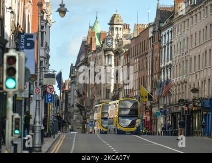 Autobus pubblici di Dublino visti in una vuota Dame Street a Dublino durante il livello 5 Covid-19 blocco. Giovedì 25 febbraio 2021 a Dublino, Irlanda. (Foto di Artur Widak/NurPhoto) Foto Stock