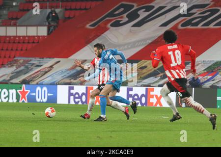 Kostas Fortounis #7 di Olympiacos con la palla in azione durante la partita UEFA Europa League Round of 32 tra PSV Eindhoven e Olympiakos Pireo il 25 febbraio 2021 a Eindhoven, Paesi Bassi. Durante la partita della UEFA Europa League 32 tra il PSV Eindhoven e l'Olympiakos Piraeus il 25 febbraio 2021 a Eindhoven, Paesi Bassi. (Foto di Nicolas Economou/NurPhoto) Foto Stock