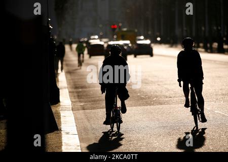 I ciclisti si fermeranno lungo il Mall in un clima mite primaverile a Londra, Inghilterra, il 26 febbraio 2021. (Foto di David Cliff/NurPhoto) Foto Stock