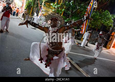 La ballerina tradizionale dello Sri Lanka si esibisce di fronte al Tempio di Gangaramaya durante il Nawam Perahara a Colombo il 26 febbraio 2021 (Foto di Achila Jayawardana/NurPhoto) Foto Stock