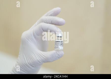 Dettaglio di uno dei vaccini Pfizer durante una delle sessioni di vaccinazione per persone di età superiore ai 80 anni presso il Vargas Health Center di Santander, Spagna, il 26 febbraio 2021. (Foto di Joaquin Gomez Sastre/NurPhoto) Foto Stock