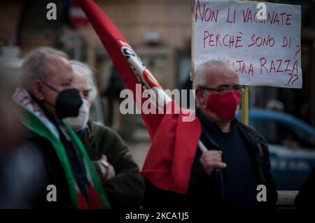 La gente partecipa a una manifestazione in Piazza San Silvestro per chiedere che i vaccini COVID-19 siano inviati alla popolazione palestinese il 26 febbraio 2021 a Roma, Italia. (Foto di Andrea Ronchini/NurPhoto) Foto Stock