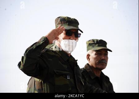 Presidente del Sahara Brahim Ghali, durante la parata delle truppe saharawi durante le celebrazioni per il 45th° anniversario della dichiarazione della Repubblica democratica araba saharawi (SDAR), vicino alla città di Tindouf, nell'Algeria sudoccidentale, il 27th febbraio 2021 (Foto di Anis/APP/NurPhoto) Foto Stock