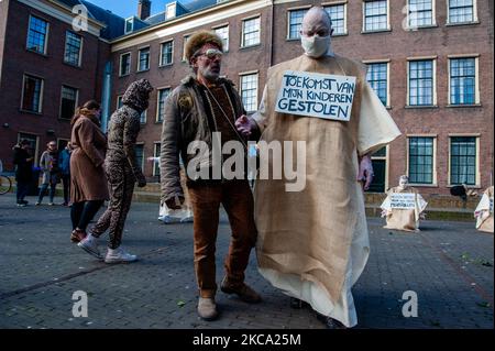 Gli attivisti del clima che indossano abiti da animali si stanno occupando del gruppo di attivisti del clima che assomiglia a penitenti, durante la protesta dei Penitenti organizzata da Extinction Rebellion, all'Aia, il 27th febbraio 2021. (Foto di Romy Arroyo Fernandez/NurPhoto) Foto Stock