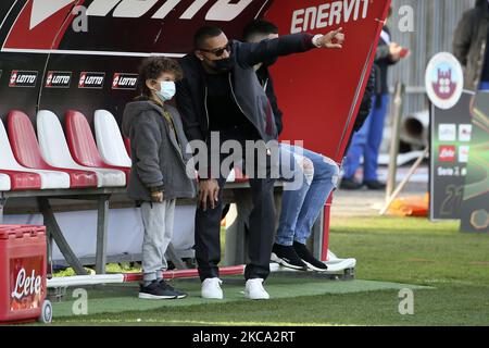 Kevin-Prince Boateng dell'AC Monza con suo figlio prima della partita di Serie B tra l'AC Monza e COME Cittadella allo Stadio Brianteo il 27 febbraio 2021 a Monza. (Foto di Giuseppe Cottini/NurPhoto) Foto Stock