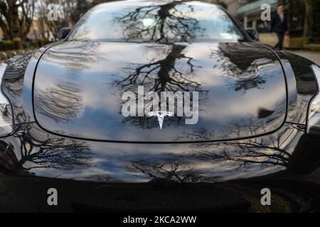 Logo Tesla visto sulla vettura Tesla nel centro di Dublino. Sabato 27 febbraio 2021 a Dublino, Irlanda. (Foto di Artur Widak/NurPhoto) Foto Stock