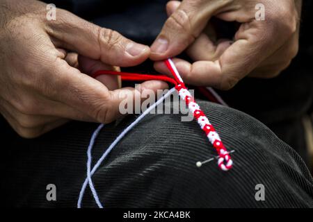 Martenitsi ad un mercato all'aperto a Sofia, in Bulgaria, il 28 febbraio 2021. Ogni anno, il 1st marzo, il popolo bulgaro celebra una tradizione secolare chiamata giorno di Baba Marta, legata all'invio dell'inverno e all'accoglienza della prossima primavera. Martenitsa è fatta di fili rossi e bianchi a doppio filo: Lana, seta o cotone. (Foto di Hristo Vladev/NurPhoto) Foto Stock