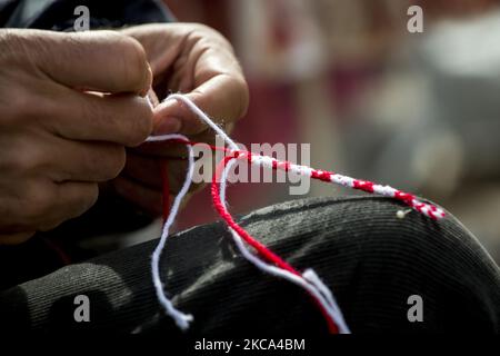 Martenitsi ad un mercato all'aperto a Sofia, in Bulgaria, il 28 febbraio 2021. Ogni anno, il 1st marzo, il popolo bulgaro celebra una tradizione secolare chiamata giorno di Baba Marta, legata all'invio dell'inverno e all'accoglienza della prossima primavera. Martenitsa è fatta di fili rossi e bianchi a doppio filo: Lana, seta o cotone. (Foto di Hristo Vladev/NurPhoto) Foto Stock