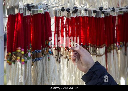 Martenitsi ad un mercato all'aperto a Sofia, in Bulgaria, il 28 febbraio 2021. Ogni anno, il 1st marzo, il popolo bulgaro celebra una tradizione secolare chiamata giorno di Baba Marta, legata all'invio dell'inverno e all'accoglienza della prossima primavera. Martenitsa è fatta di fili rossi e bianchi a doppio filo: Lana, seta o cotone. (Foto di Hristo Vladev/NurPhoto) Foto Stock